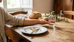 Ist es schädlich, nach dem Essen Wasser zu trinken? Experten erklären, was tatsächlich passiert.