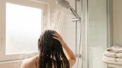 Wie man die Haare richtig wäscht, um Schuppen und Reizungen zu vermeiden: Tipps von Experten