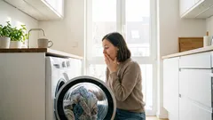 Haben Sie Ihre Wäsche über Nacht in der Waschmaschine vergessen? Warum Spülen nicht hilft und was Sie als Nächstes tun sollten